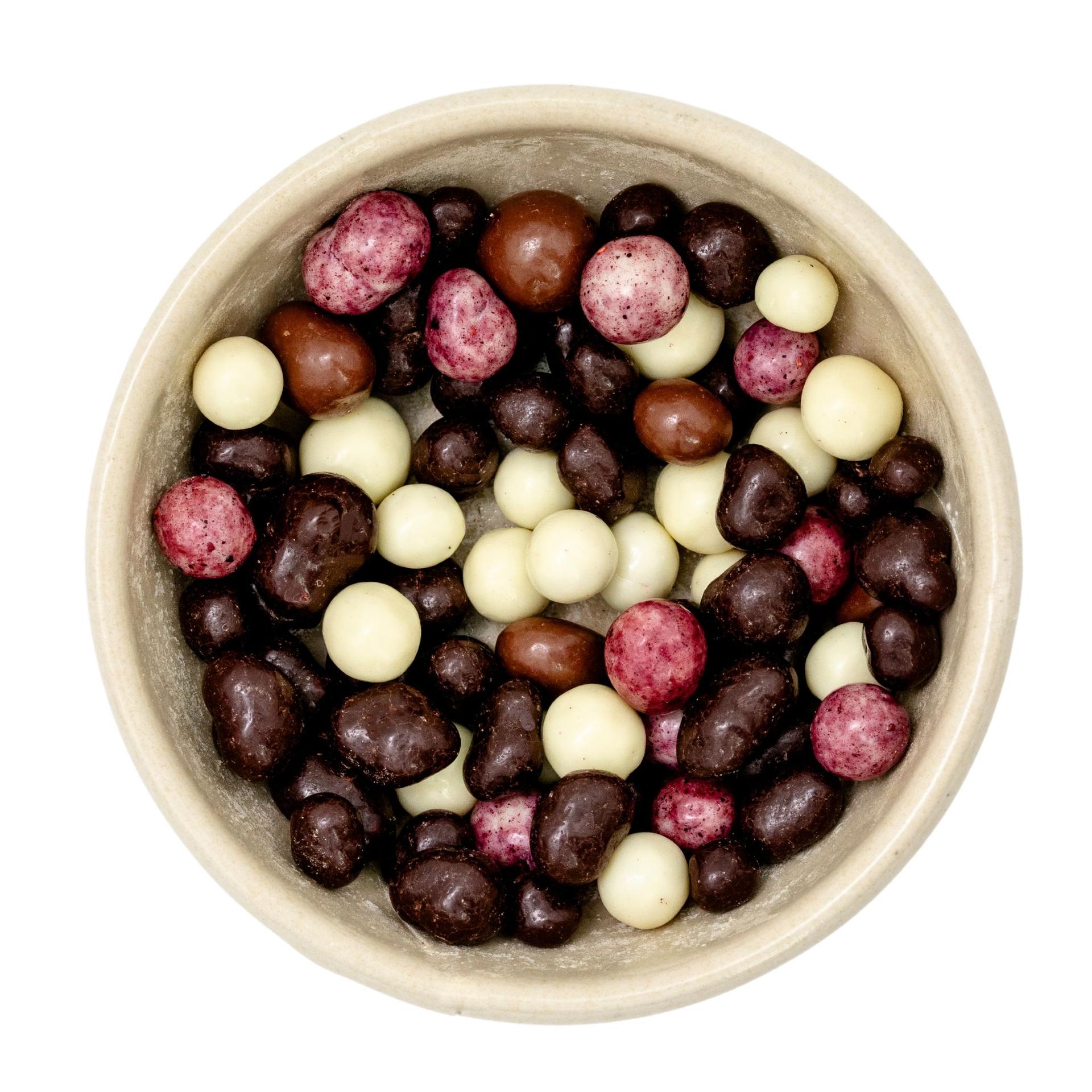Blauwe bessen, frambozen en aardbeienstukjes in drie soorten biologische Fairtrade chocolade 5kg